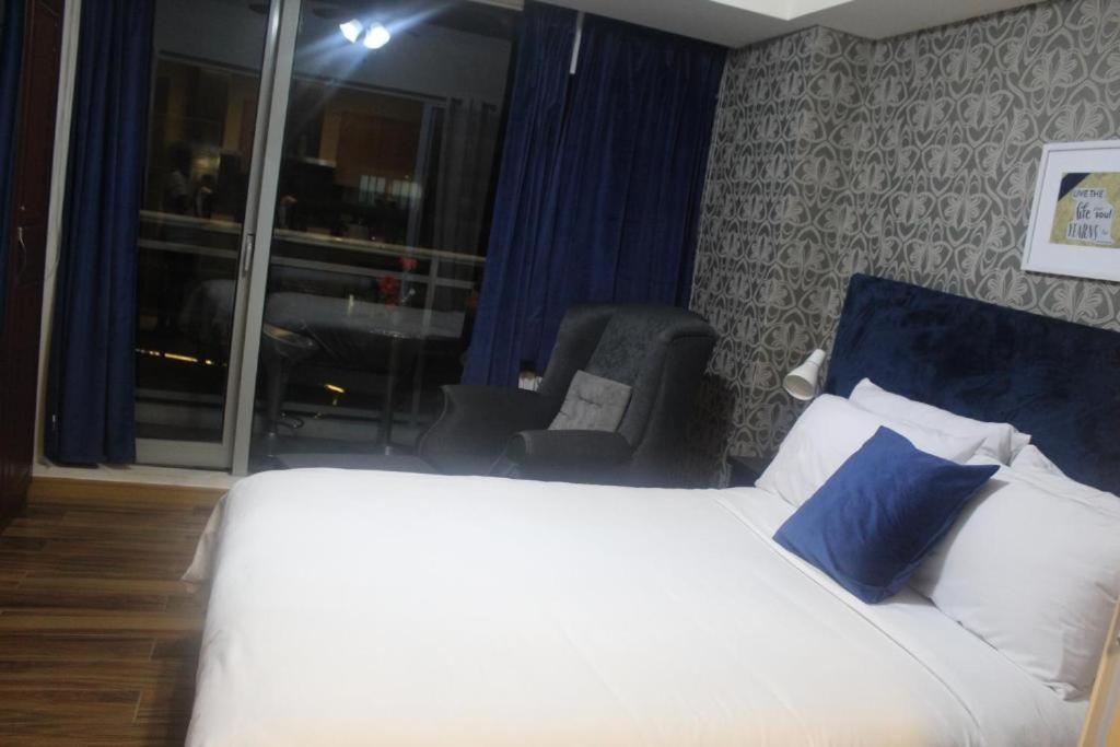 Azure C5 Man-Made Beach Balcony Multiple Units Manila Exterior foto