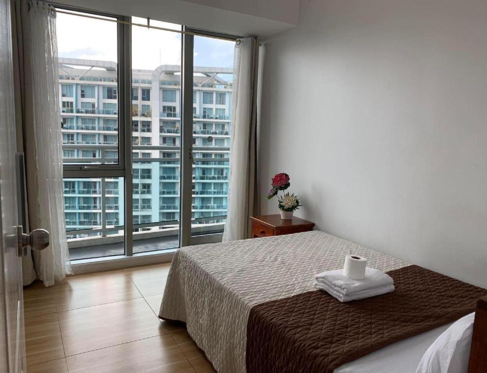 Azure C5 Man-Made Beach Balcony Multiple Units Manila Exterior foto